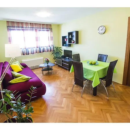 Seagull Apartment Split